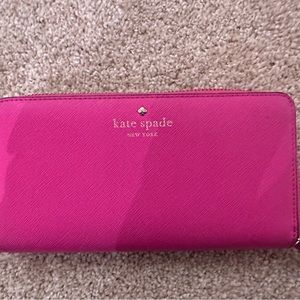 Excellent condition Kate Spade wallet. Comment with questions!